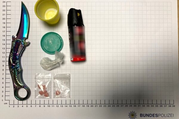 BPOL NRW: Frau verweigert Mitnahme zur Bundespolizeiwache – Messer und Drogen aufgefunden