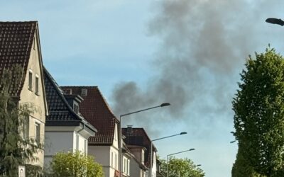 FW-DT: Garagenbrand – Deutliche Rauchsäule bereits auf Anfahrt sichtbar