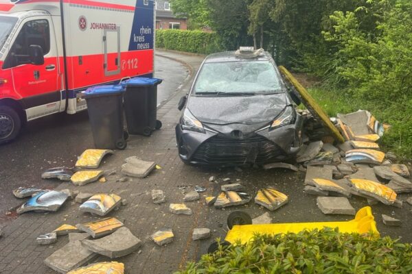 POL-NE: Litfaßsäule bei Verkehrsunfall zerstört