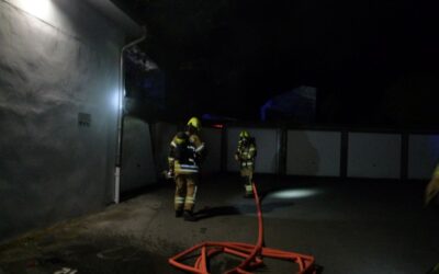 FW Paderborn: Unklare Rauchentwicklung stellte sich als Brand einer Garage heraus