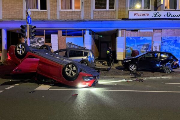 POL-RBK: Wermelskirchen – Zwei Verletzte und hoher Sachschaden bei Verkehrsunfall