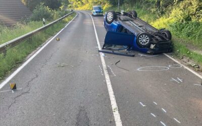 POL-AC: Alleinunfall auf der Venwegener Straße – Auto überschlägt sich