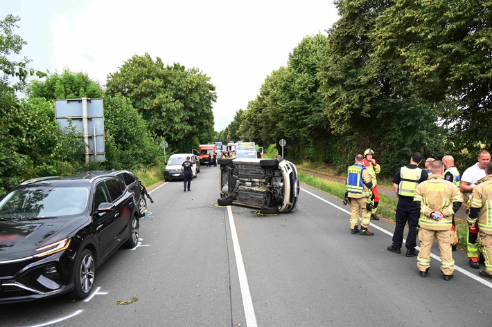 FW Pulheim: Verkehrsunfall auf Landstraße in Brauweiler – Drei Verletzte