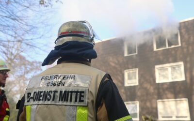 FW-E: Rauchentwicklung in Mehrfamilienhaus – Feuerwehr löscht Brand in Überruhr-Holthausen
