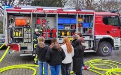 FW Beverungen: Praxisnaher Chemieunterricht bei der Feuerwehr Beverungen / Gymnasium Beverungen besucht das Feuerwehrgerätehaus
