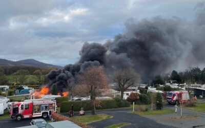 FW Bad Honnef: Zwei brennende Campingwagen sorgen für starke Rauchentwicklung