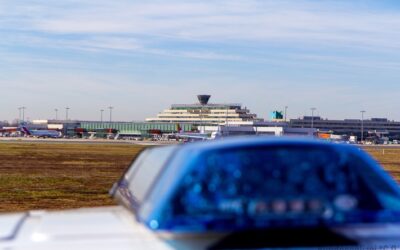 BPOL NRW: Zwei gesuchte Personen auf demselben Flug festgenommen – Bundespolizei erzielt Doppelfahndungserfolg am Flughafen Köln/Bonn