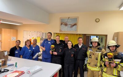 FW-EN: Freiwillige Feuerwehr Herdecke besucht Kinderstationen im Gemeinschaftskrankenhaus vor Heiligabend