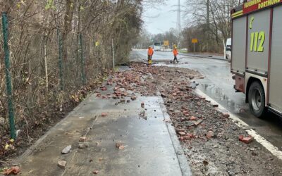 FW-DO: Wasserrohrbruch an der Rüschebrinkstraße – PKW bleibt im Wasser stecken