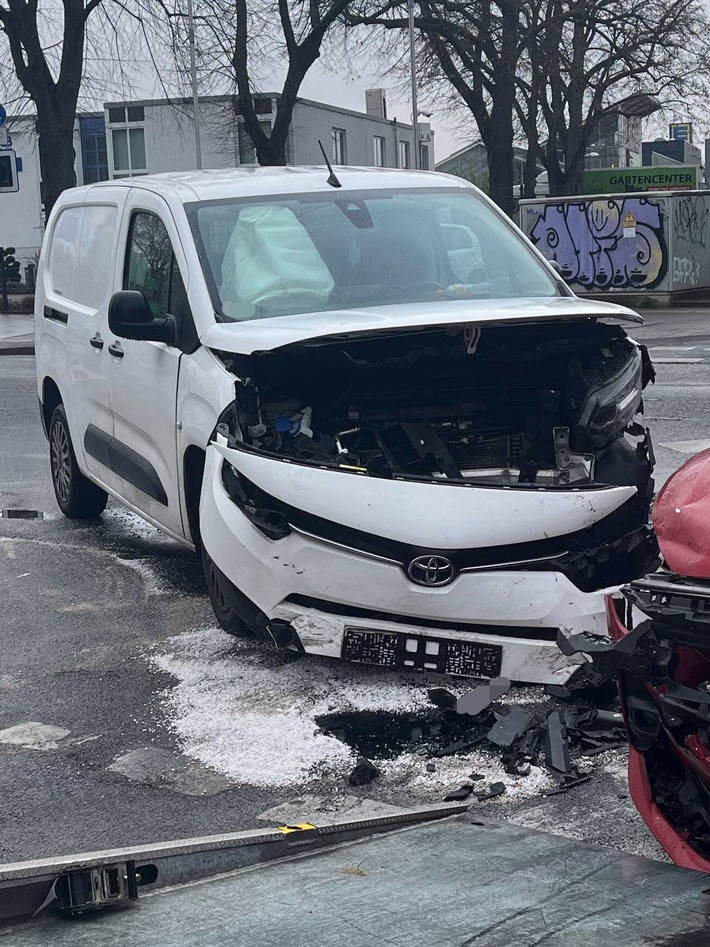 POL-ME: Zusammenstoß beim Abbiegen: zwei Personen leicht verletzt – 2512029