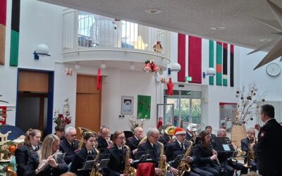 FW Tönisvorst: Musikzug der Freiwilligen Feuerwehr Tönisvorst bringt Weihnachtsfreude ins Altenheim St. Tönis