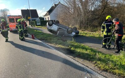 POL-MG: PKW überschlägt sich nach Zusammenstoß und bleibt auf dem Dach liegen