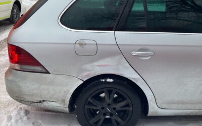 POL-BI: Transporter kommt beim Ausparken ins Rutschen