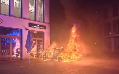 FW-DT: Brennender Pkw in der Innenstadt