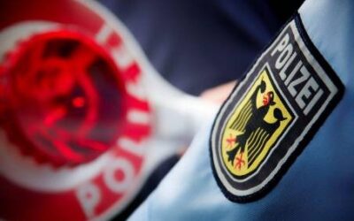 BPOL NRW: Fahndungserfolge der Bundespolizei; Haftbefehle am Bahnhof Gronau und Airport Weeze vollstreckt