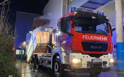 FW-MK: Müllpresse an der Eissporthalle in Brand geraten
