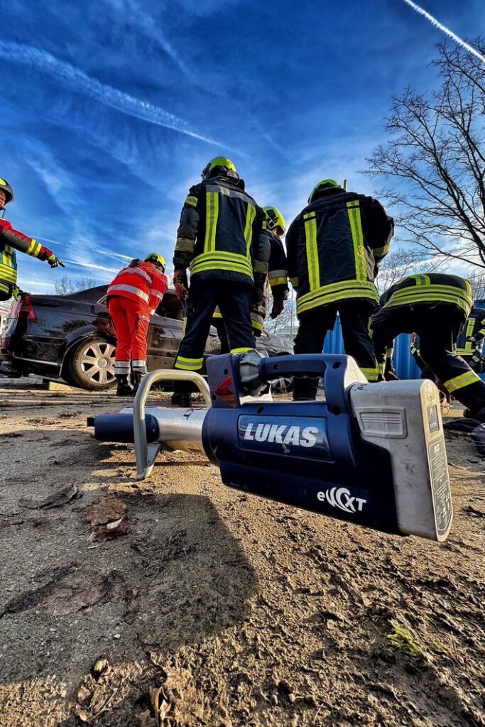 FW-NE: Verkehrsunfall mit eingeklemmter Person | Kollision zwischen LKW und PKW