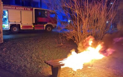 FW Moers: Einsatzreiche Silvesternacht für die Feuerwehr Moers