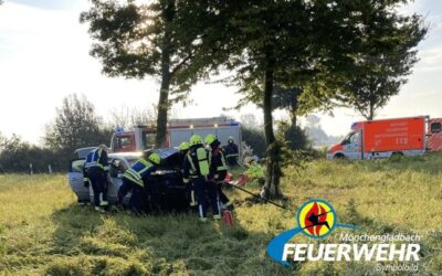 FW-MG: Verkehrsunfall mit zwei Verletzten bei Schneefall