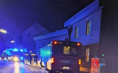 POL-MG: Bus rutscht in Hauswand