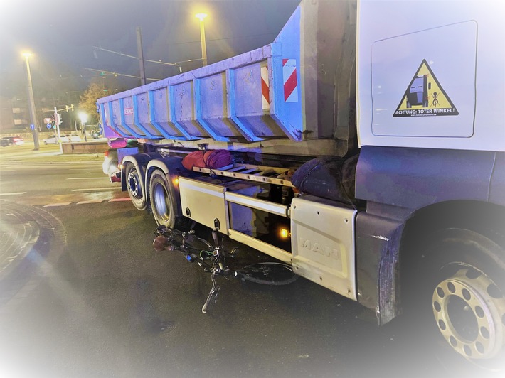POL-BI: LKW-Unfall mit leichtverletzter Radfahrerin