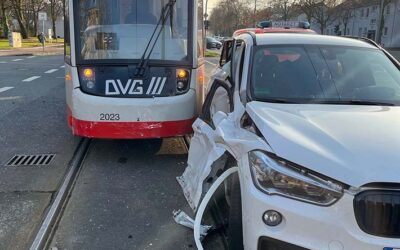 POL-DU: Aldenrade: BMW kollidiert mit Straßenbahn