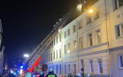 FW-BN: Ausgedehnter Kaminbrand in Bonner Altbau – Bewohner blieben unverletzt