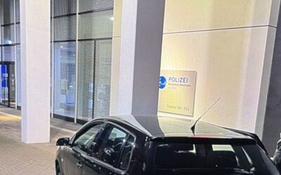 POL-AC: Autofahrerin verursacht Schaden am Polizeipräsidium und an der Feuerwache