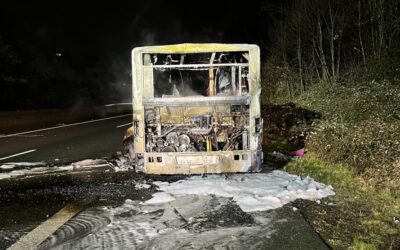 FW-E: Bus brennt auf der BAB 52 – Autobahn zeitweise voll gesperrt