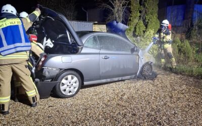 FW Rheurdt: Kleinwagen brennt im Motorraum
