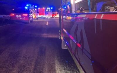 FW-OB: Verkehrsunfall auf der A42: Drei Verletzte Personen