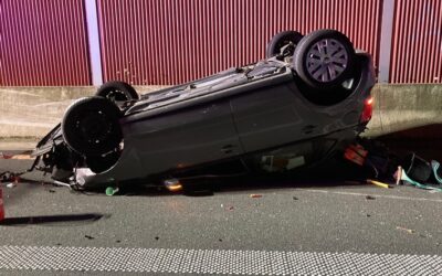 POL-BI: Überschlagener PKW – zwei Verletzte