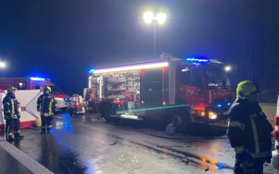 FW Bergheim: Drei Personen sterben bei schwerem Verkehrsunfall auf der Autobahn 61 bei Bergheim Zwei weitere Personen verletzt – Rettungshubschrauber im Einsatz