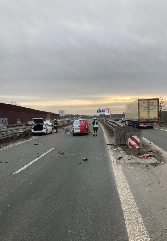 POL-BI: Unfall im Feierabendverkehr mit Verletzten