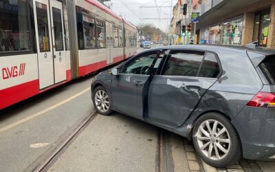 FW-MH: PKW kollidiert mit Straßenbahn im Kreuzungsbereich – Zwei Personen verletzt in Krankenhäuser transportiert