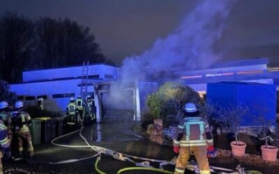 FW-Lohmar: Garagenbrand forderte die Feuerwehr Lohmar am frühen Freitagabend
