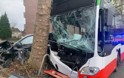 FW-GLA: Schwerer Verkehrsunfall mit Linienbus – 11 Verletzte Personen
