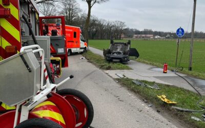 FW Rheurdt: Unfall mit zwei Autos: PKW landet auf Dach