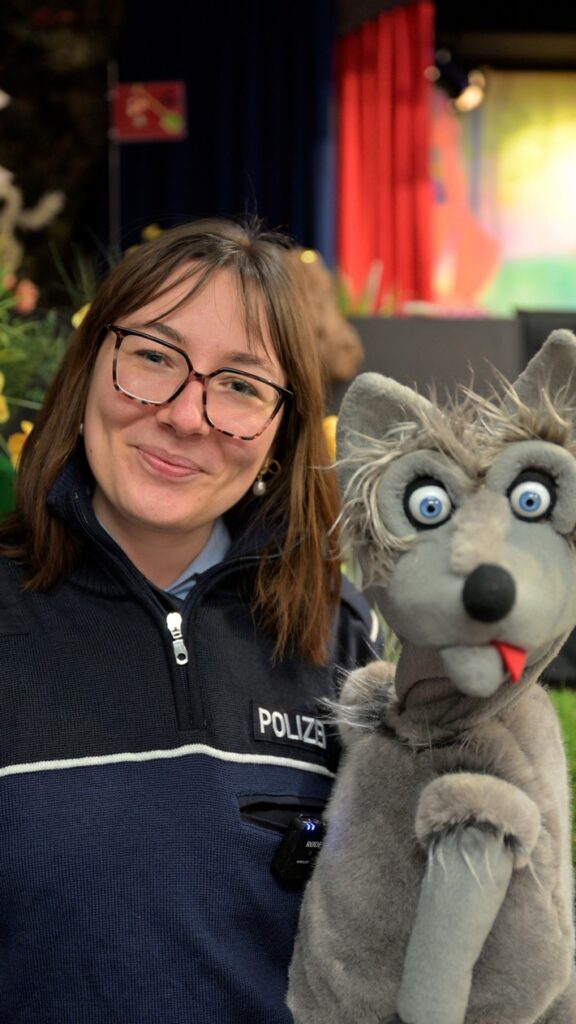 POL-BI: Polizei Bielefeld sucht Namen für neuen Wolf der Puppenbühne – Überraschungspaket zu gewinnen