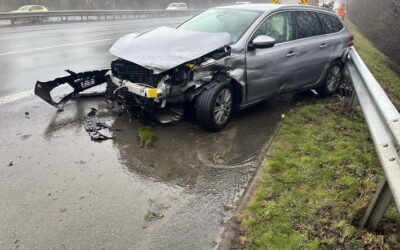 POL-BI: Aquaplaning Unfall auf der Autobahn