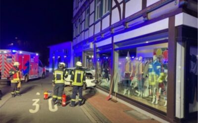 POL-HF: Verkehrsunfall mit Personenschaden – Junge Fahrerin verliert Kontrolle über Fahrzeug