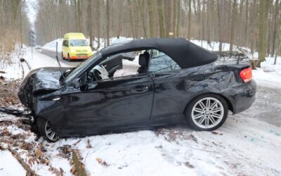 POL-HF: Glätteunfall in Kurve – Pkw rutscht von der Straße – Glättewarnung