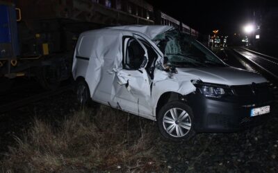 POL-RBK: Leichlingen – Pkw kollidiert auf Bahnübergang mit Güterzug – Fahrer leicht verletzt