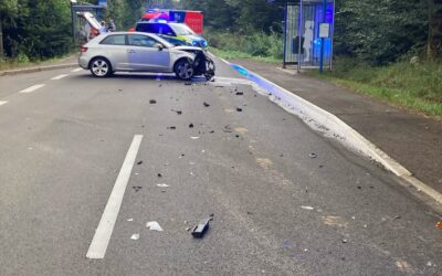 POL-HA: Verkehrsunfall mit einer Leichtverletzten in Wehringhausen – Unbekannter Verursacher flüchtet vom Unfallort und verliert Nummernschild