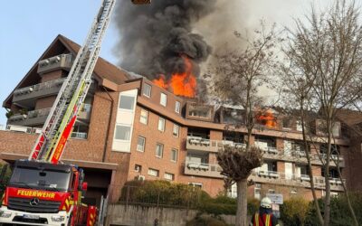 FW-MH: Dachstuhlbrand in Saarn: Zwei Wohnhäuser unbewohnbar – Großeinsatz der Feuerwehr