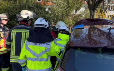 FW-BN: Feuerwehr und Rettungsdienst retten zwei Personen aus einem verunfallten PKW