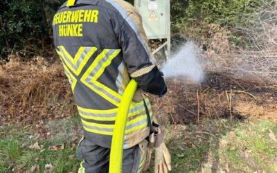 FW Hünxe: Vegetationsbrand nach Defekt am Strommast – Anwohner verhindern Ausbreitung