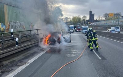 FW-BO: Auto in Vollbrand – A40 voll gesperrt