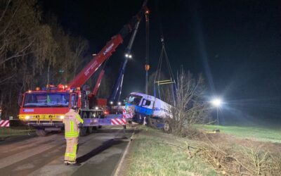 POL-HX: Unfall auf der B64: Gefahrgutzug und VW Golf landen im Graben