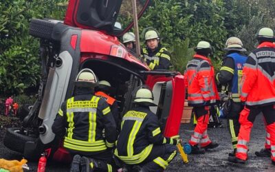 FW Königswinter: Feuerwehr befreit eingeschlossene Autofahrerin auf Parkplatz